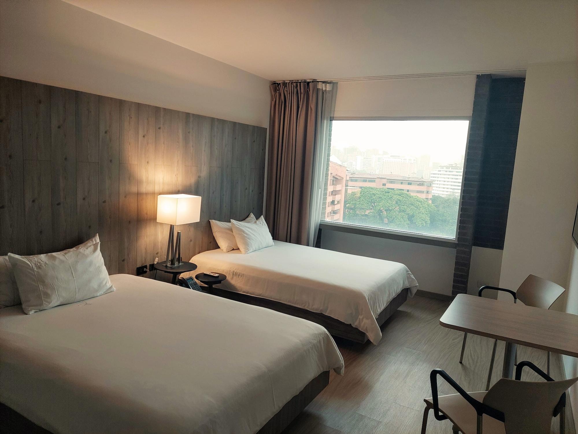 V Grand Hotel, A Member Of Radisson Individuals Medellin Bagian luar foto