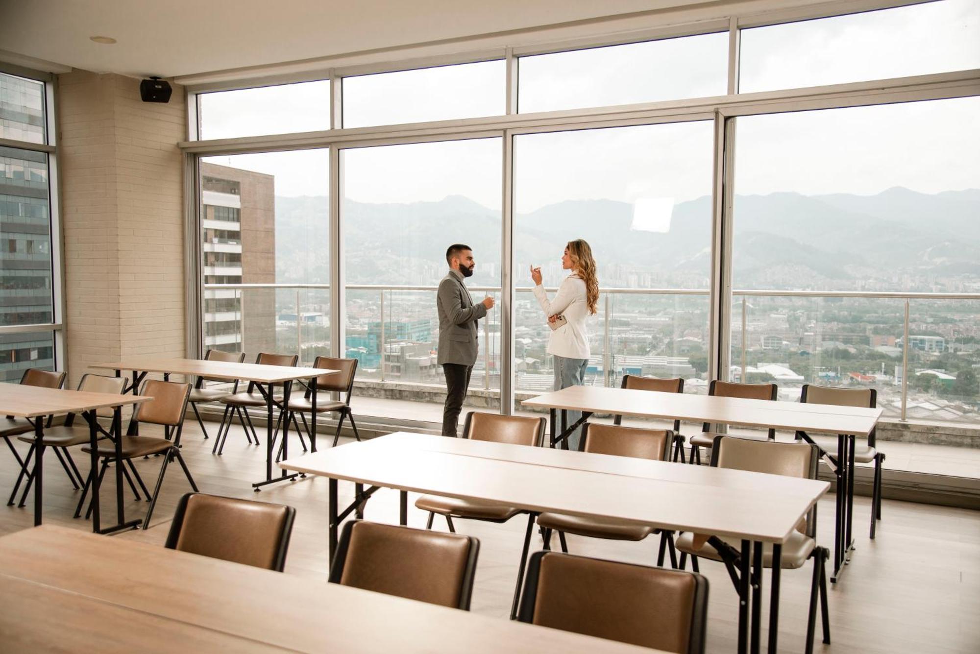 V Grand Hotel, A Member Of Radisson Individuals Medellin Bagian luar foto