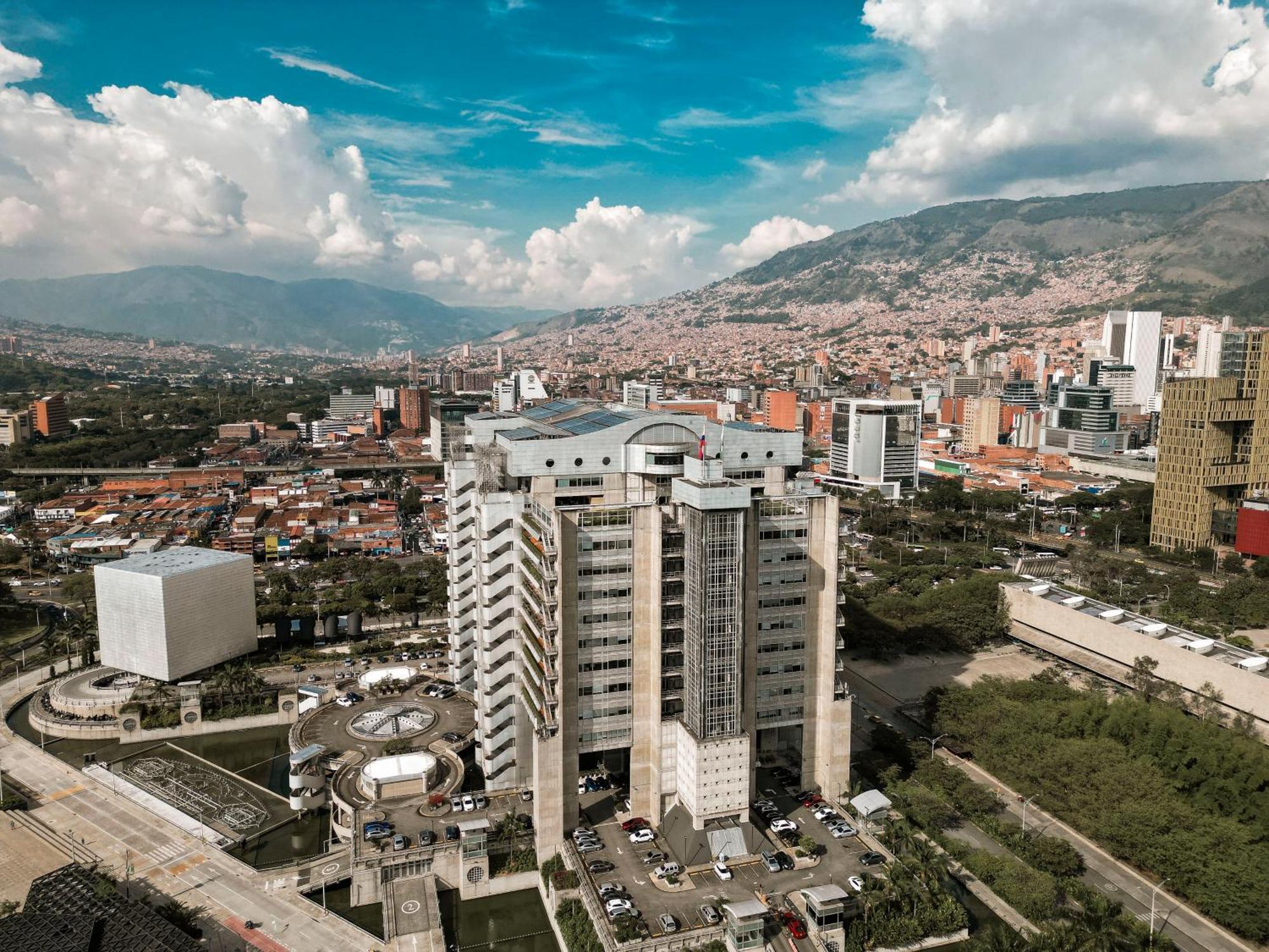 V Grand Hotel, A Member Of Radisson Individuals Medellin Bagian luar foto