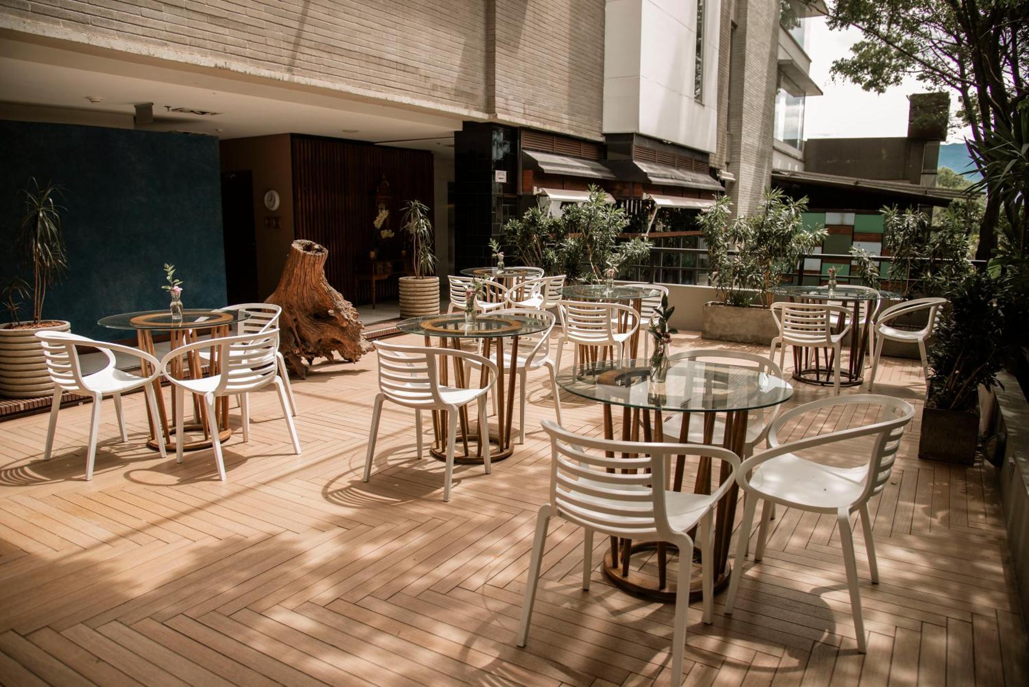 V Grand Hotel, A Member Of Radisson Individuals Medellin Bagian luar foto
