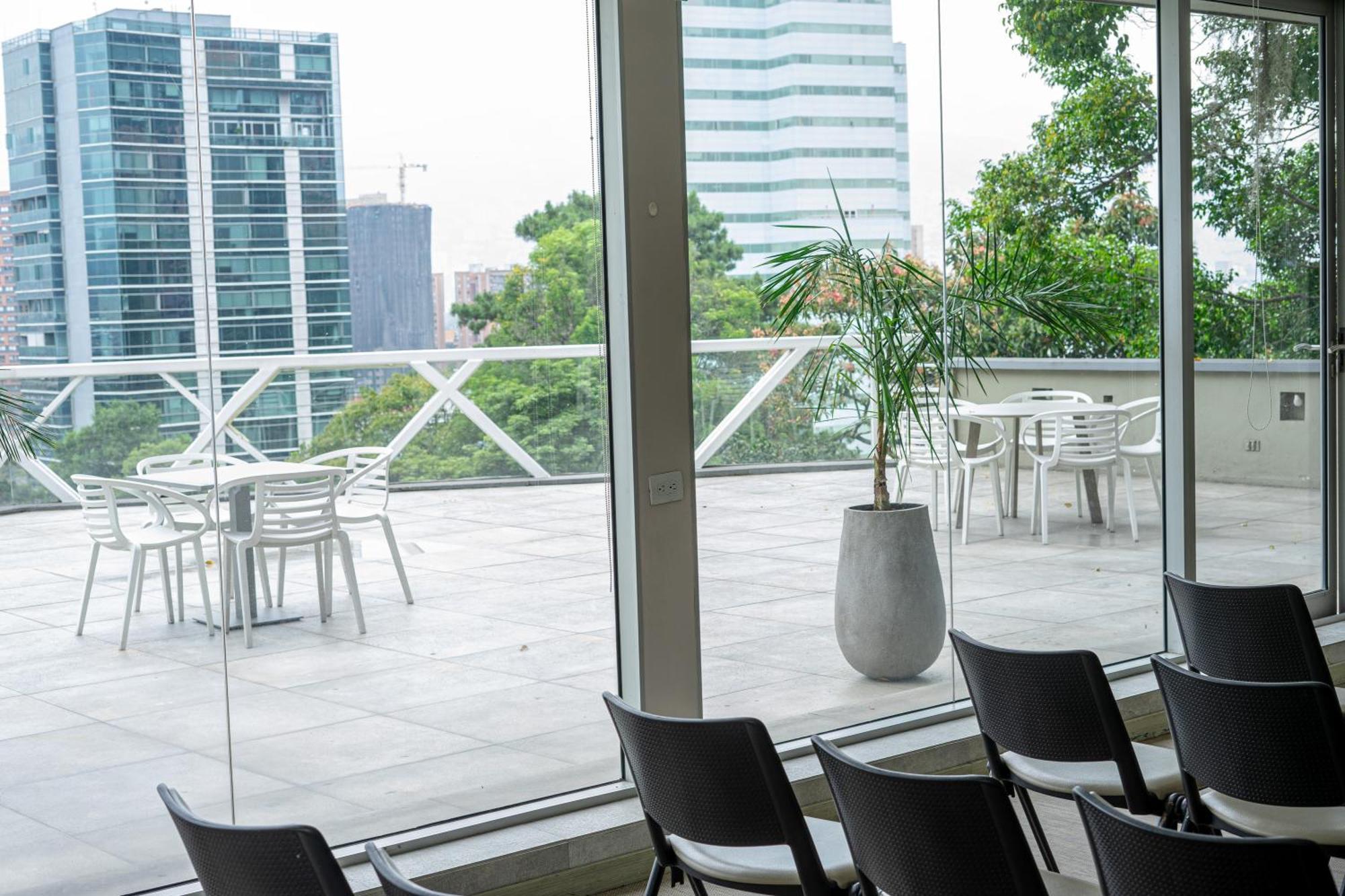 V Grand Hotel, A Member Of Radisson Individuals Medellin Bagian luar foto
